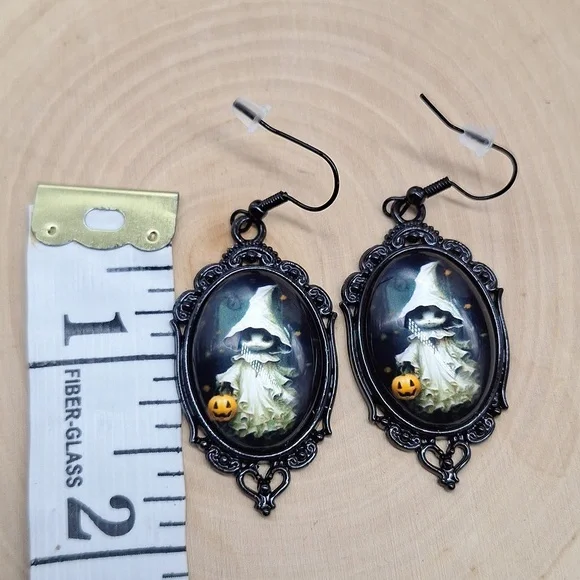 Vintage Style Black Gothic Earrings - Picture 3 of 3